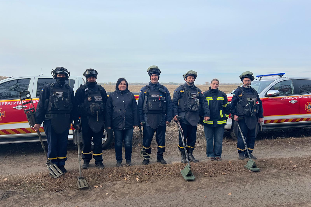 Mission terrain en Ukraine : les démineurs de la DSNS de Dnipro renforcés par de nouvelles ambulances