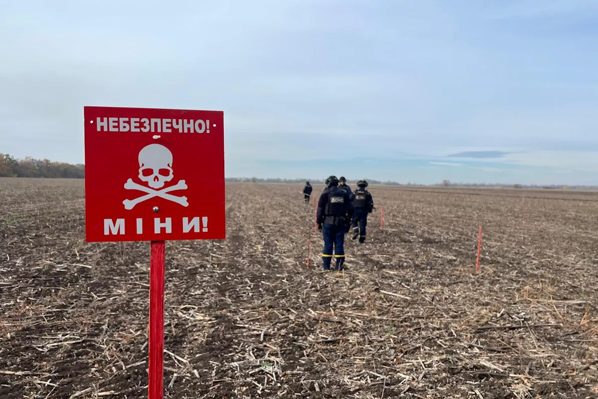 Mission terrain en Ukraine : les démineurs de la DSNS de Dnipro renforcés par de nouvelles ambulances